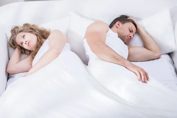 Casal em crise deitado na cama — Fotografia de Stock