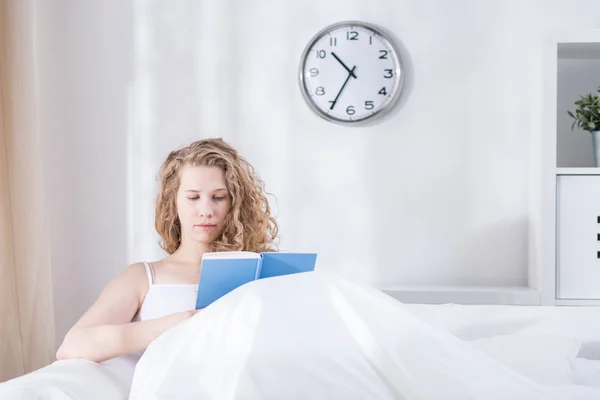 Mulher loira relaxante com livro — Fotografia de Stock