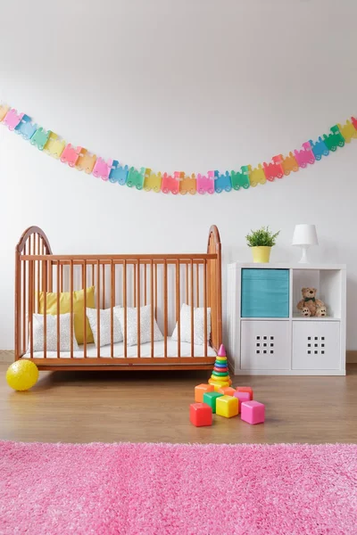 Babygirl slaapkamer met houten wieg — Stockfoto