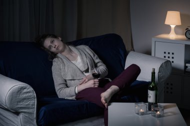 Yalnız içen kadın