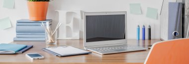 Laptop ve mobilephone üstünde okul sırası