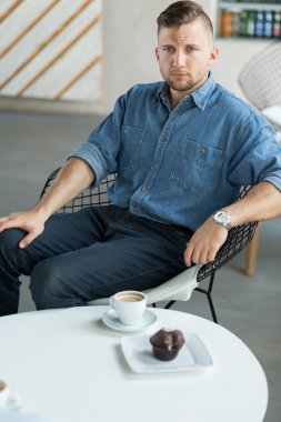 Kafedeki genç adam.