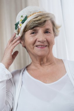 Emekli bir şapka üzerinde çalışıyor