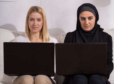 Kızlar aynı ilgi alanlarına sahip