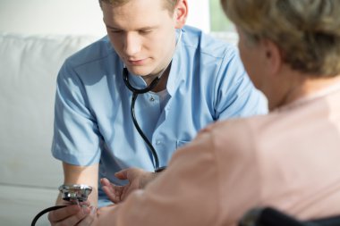 Adam basınç inceliyor