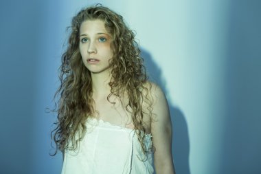 Genç kadın kötüye