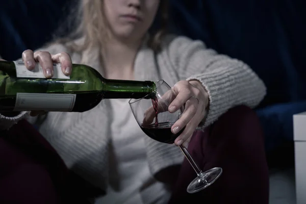 Glas Wein einschenken — Stockfoto