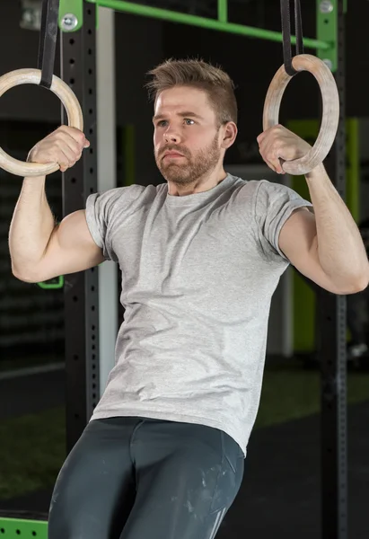 Hacer ejercicio con anillos de gimnasia — Foto de Stock