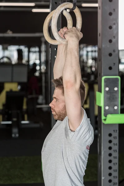 Entraînement d'homme au gymnase — Photo