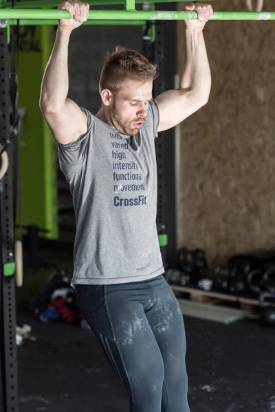 Muscular man doing pull-ups — Stock Photo, Image