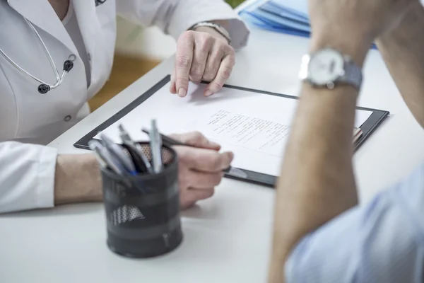 As mãos do médico escrever prescrição — Fotografia de Stock