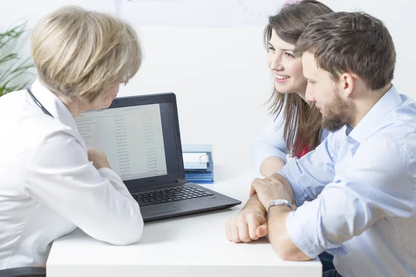 Arzt und junge Ehe — Stockfoto