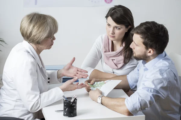 Matrimonio che paga per il processo di fecondazione in vitro — Foto Stock