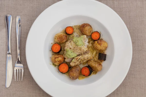 Delicioso jantar no prato — Fotografia de Stock