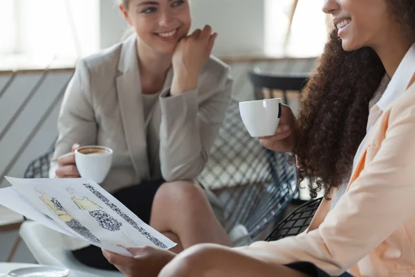 Modeschöpfer trinkt Kaffee — Stockfoto