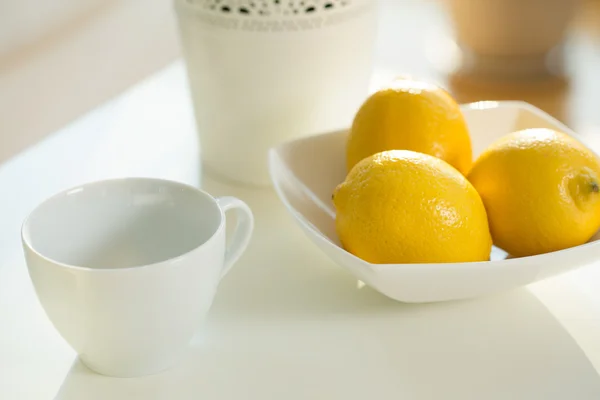 Zavřít pohár a citrony — Stock fotografie