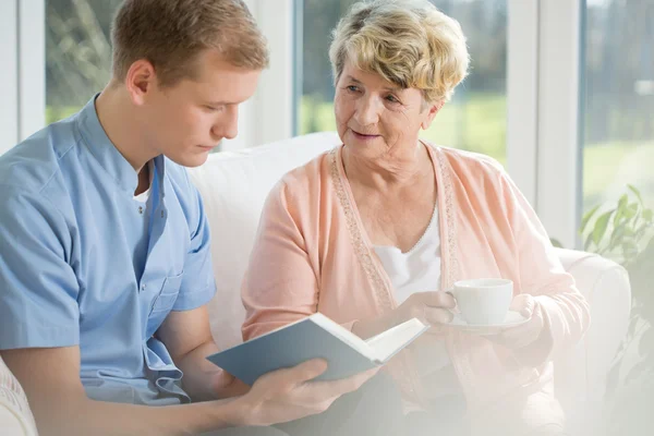 Ältere Frau verbringt Zeit mit jungem Mann — Stockfoto