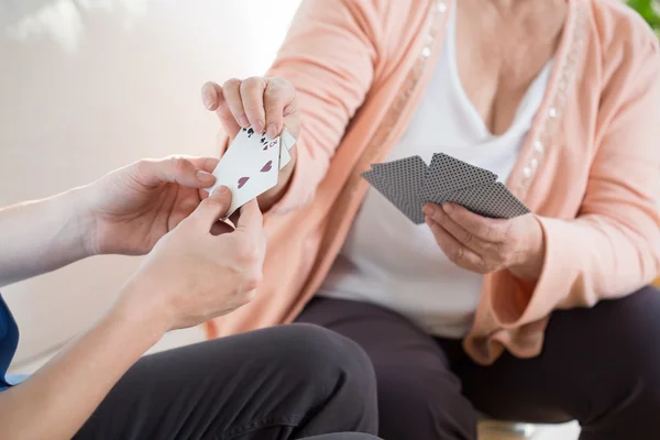 Man spela kort med äldre kvinna — Stockfoto