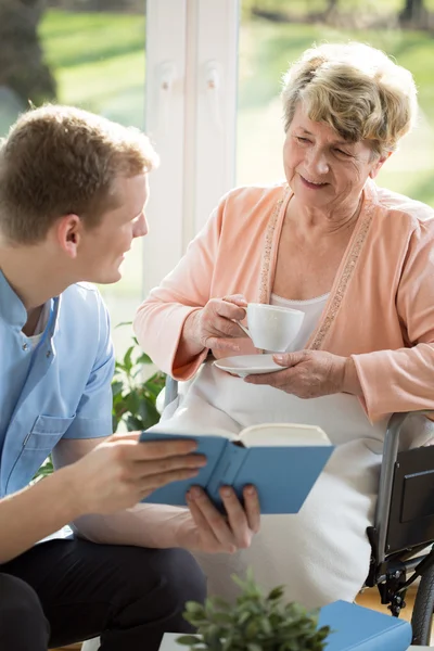 Man med äldre kvinna — Stockfoto