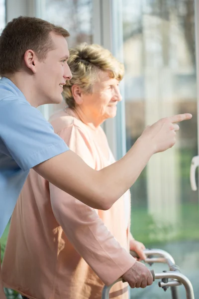 Hombre joven y mujer mayor — Foto de Stock