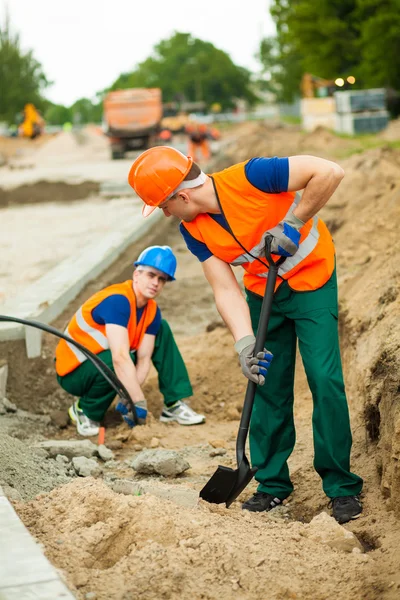 Bauarbeiter arbeiten im Freien — Stockfoto