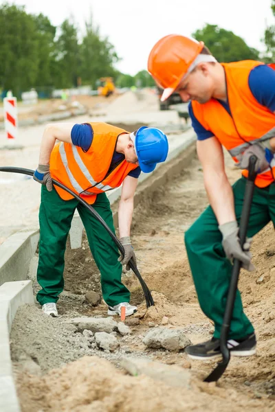 Lavoratori fisici che lavorano all'aperto — Foto Stock