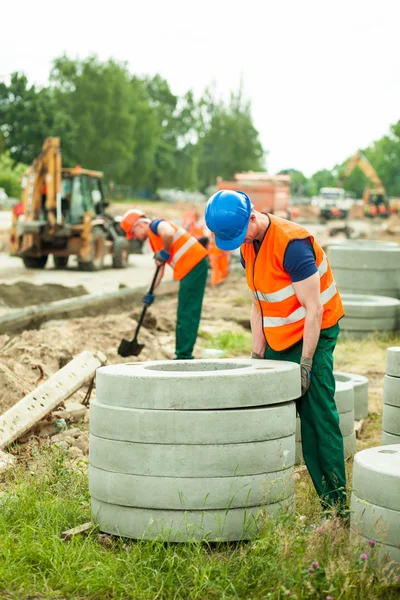 Círculos de hormigón en la construcción de carreteras —  Fotos de Stock