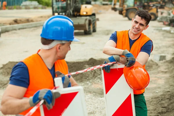 Unga road byggnadsarbetare — Stockfoto