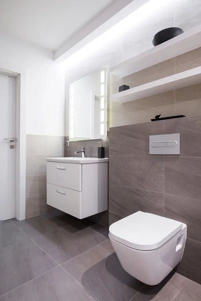 Серый кафель в ванной комнате — стоковое фото