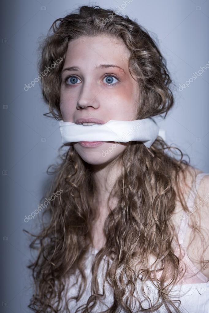 вера брежнева gagged. лифчик респиратор. подчинение женщины женщине. связанные с заклеенным ртом. девочки завязанными ртами.