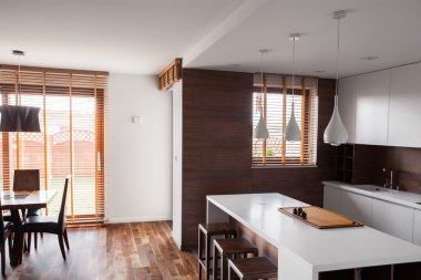 Yemek odası ile parlak mutfak 