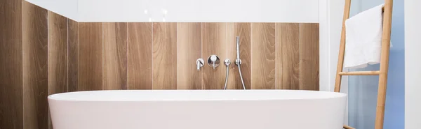 Houten muur in stijlvolle badkamer — Stockfoto