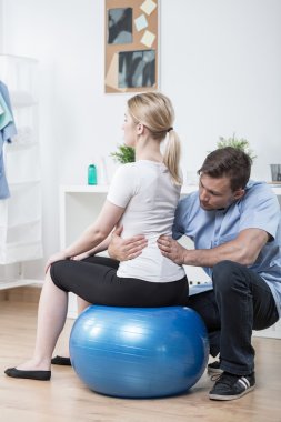 Lomber hyperlordosis kadınla