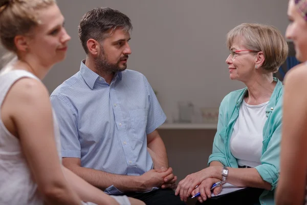 Patiënten praten met de psycholoog — Stockfoto