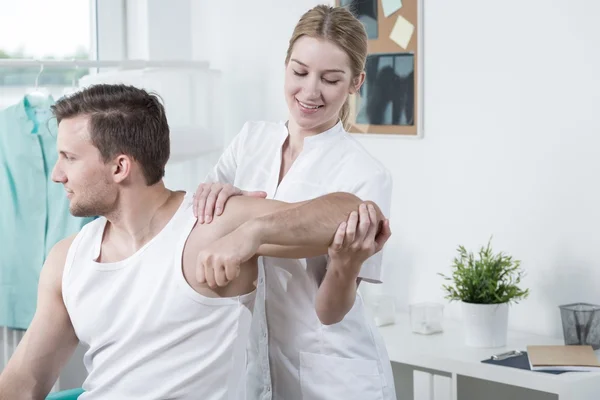 Schoonheid fysiotherapeut op het werk — Stockfoto