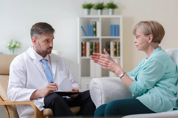 Psiquiatra ouvindo sua paciente feminina — Fotografia de Stock