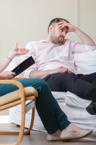 Hombre deprimido durante la terapia — Foto de Stock