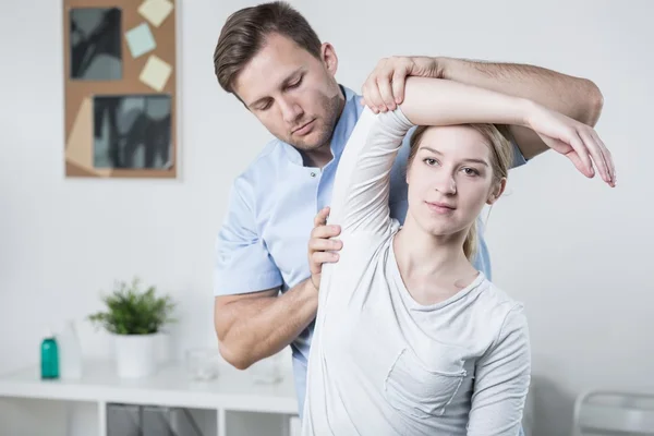 Entrenamiento del fisioterapeuta masculino con el paciente —  Fotos de Stock