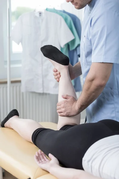 Fisioterapeuta fazendo massagem funcional — Fotografia de Stock