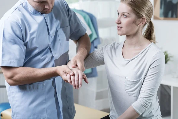 Vrouw met pijnlijke pols — Stockfoto