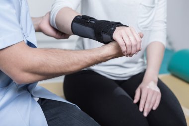 Bilek immobilizer kullanarak
