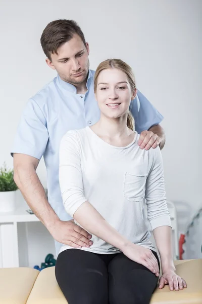 Sjukgymnast träning med skönhet kvinna — Stockfoto