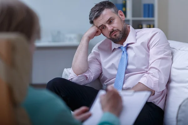 Verzweifelter Geschäftsmann während Psychotherapie — Stockfoto