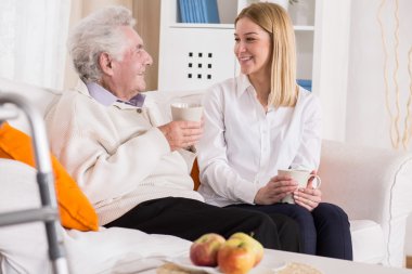 Gülümseyen, söz ve çay içme