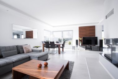 Geniş oturma odası.