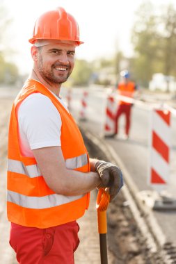 Gülümseyen yetişkin inşaat işçisi