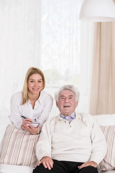 Kobiece opiekuna i starszy mężczyzna — Zdjęcie stockowe