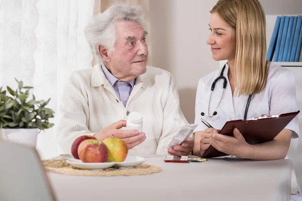 Läkare besöker patient hemma — Stockfoto