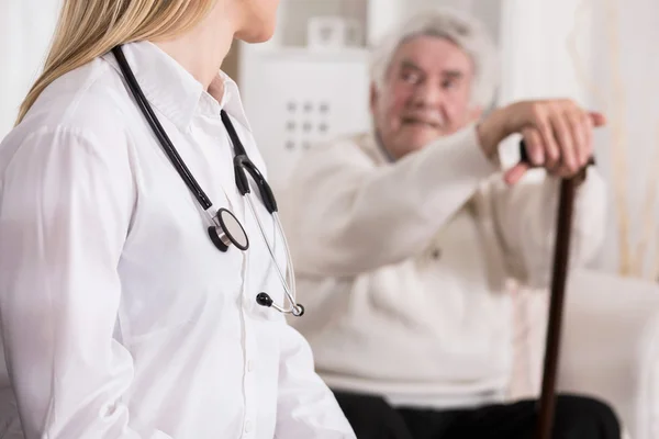 Doctor diagnosing disabled man — Stock Photo, Image