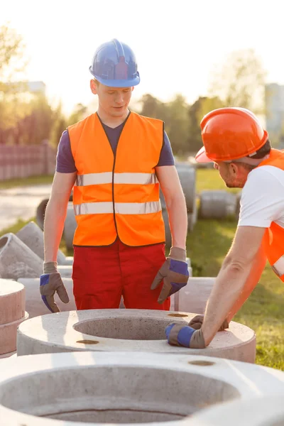 Costruttori e tubi in calcestruzzo — Foto Stock